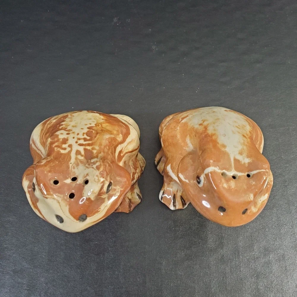 Alaskan Clay FROG Salt & Pepper Shaker Set Brown Cream‎ Swirl Made In Alaska